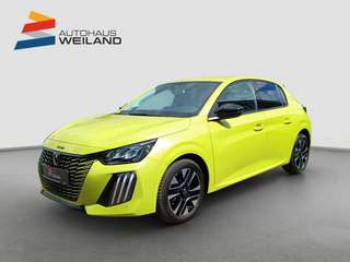 Schräge Frontansicht auf einen Peugeot 208 , freigestellt