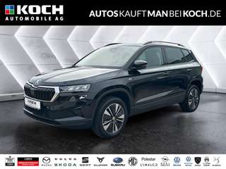 Schräge Frontansicht auf einen Skoda Karoq , freigestellt