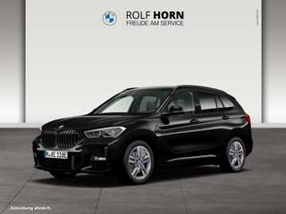 Schräge Frontansicht auf einen BMW X1 , freigestellt