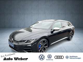 Schräge Frontansicht auf einen Volkswagen Arteon , freigestellt