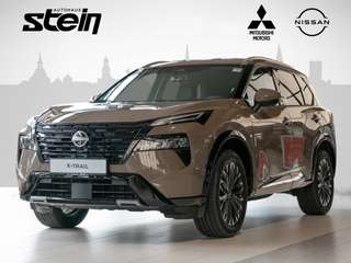 Schräge Frontansicht auf einen Nissan X-TRAIL , freigestellt