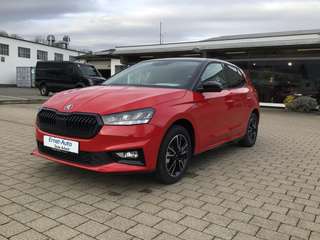 Schräge Frontansicht auf einen Skoda Fabia , freigestellt