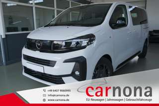 Schräge Frontansicht auf einen Opel Zafira Life , freigestellt