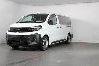 Schräge Frontansicht auf einen Opel Vivaro , freigestellt
