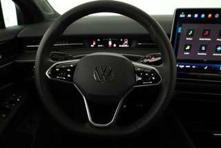 Schräge Frontansicht auf einen Volkswagen ID.7 , freigestellt