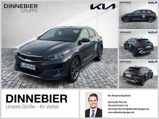 Schräge Frontansicht auf einen Kia XCeed , freigestellt