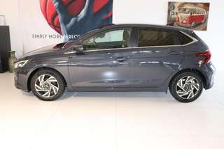 Schräge Frontansicht auf einen Hyundai i20 , freigestellt