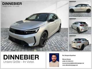 Schräge Frontansicht auf einen Opel Corsa , freigestellt