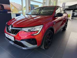 Schräge Frontansicht auf einen Renault Arkana , freigestellt