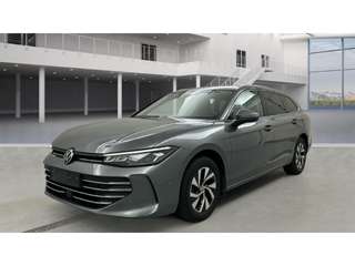 Schräge Frontansicht auf einen Volkswagen Passat , freigestellt