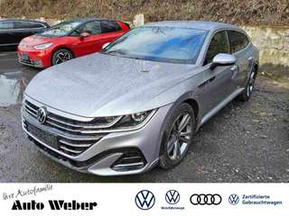 Schräge Frontansicht auf einen Volkswagen Arteon , freigestellt