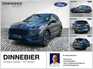 Schräge Frontansicht auf einen Ford Kuga , freigestellt