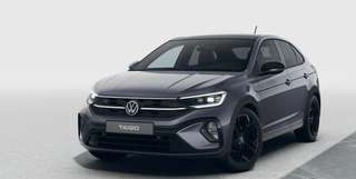 Schräge Frontansicht auf einen Volkswagen Taigo , freigestellt