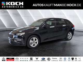 Schräge Frontansicht auf einen Skoda Scala , freigestellt