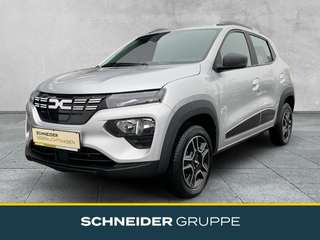 Schräge Frontansicht auf einen Dacia Spring , freigestellt