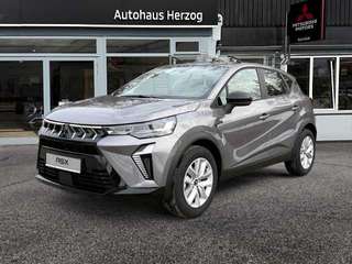 Schräge Frontansicht auf einen Mitsubishi ASX , freigestellt