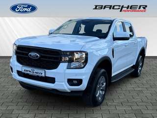 Schräge Frontansicht auf einen Ford Ranger , freigestellt