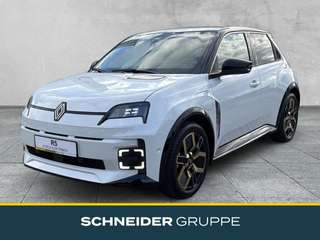 Schräge Frontansicht auf einen Renault 5 E-TECH , freigestellt
