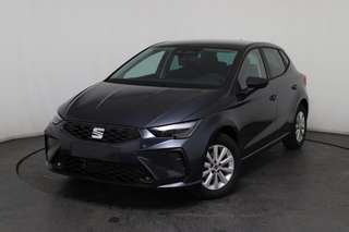Schräge Frontansicht auf einen SEAT Ibiza , freigestellt