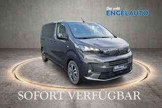 Schräge Frontansicht auf einen Peugeot Traveller , freigestellt