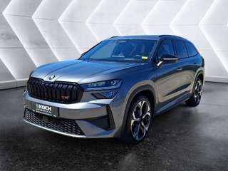 Schräge Frontansicht auf einen Skoda Kodiaq , freigestellt