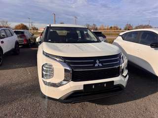 Schräge Frontansicht auf einen Mitsubishi Outlander , freigestellt