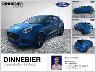 Schräge Frontansicht auf einen Ford Puma , freigestellt