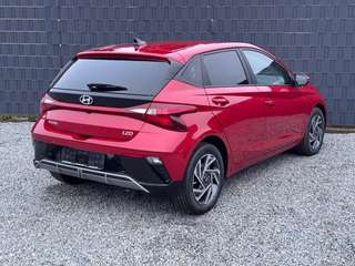 Schräge Frontansicht auf einen Hyundai i20 , freigestellt