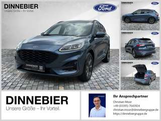 Schräge Frontansicht auf einen Ford Kuga , freigestellt