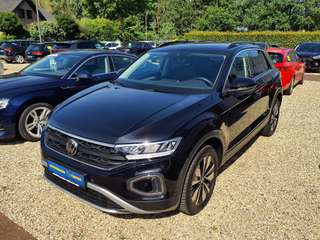 Schräge Frontansicht auf einen Volkswagen T-Roc , freigestellt