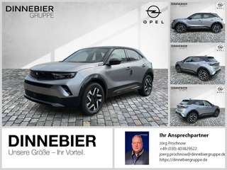Schräge Frontansicht auf einen Opel Mokka , freigestellt