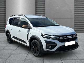 Schräge Frontansicht auf einen Dacia Jogger , freigestellt