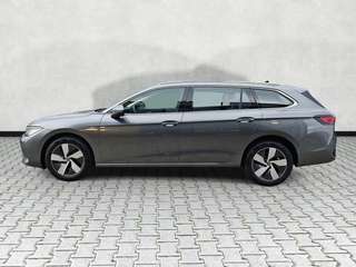 Schräge Frontansicht auf einen Volkswagen Passat , freigestellt