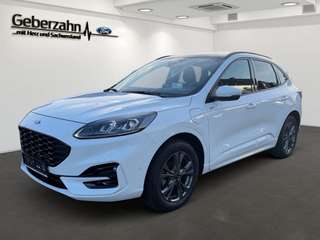 Schräge Frontansicht auf einen Ford Kuga , freigestellt