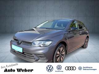 Schräge Frontansicht auf einen Volkswagen Polo , freigestellt