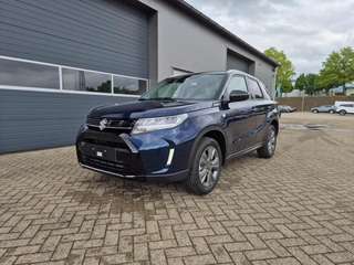 Schräge Frontansicht auf einen Suzuki Vitara , freigestellt