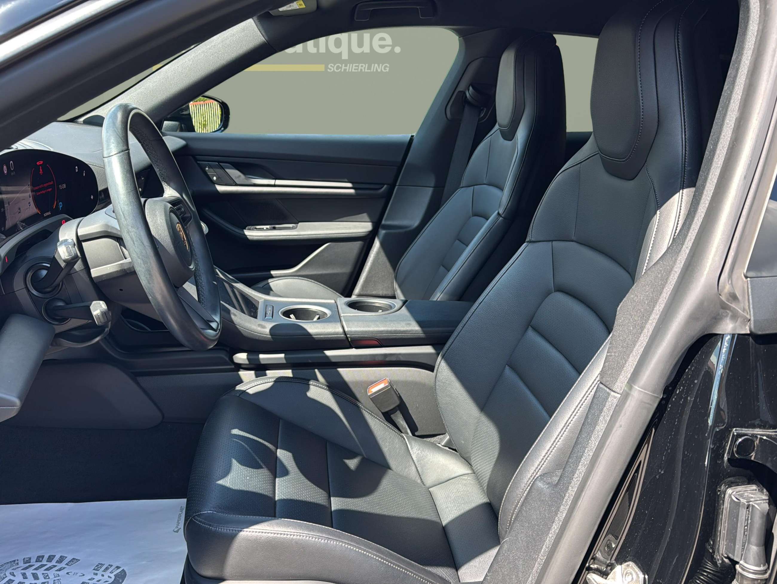 Fahrzeugbild eines Porsche Taycan
