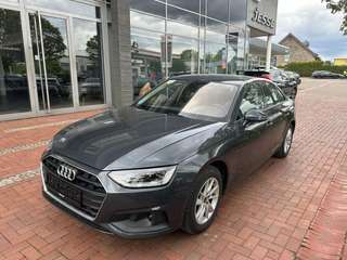 Schräge Frontansicht auf einen Audi A4 , freigestellt