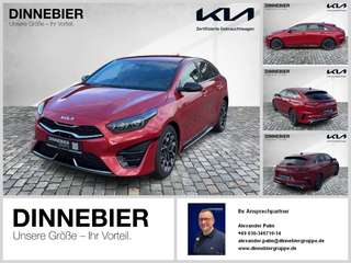 Schräge Frontansicht auf einen Kia cee'd , freigestellt