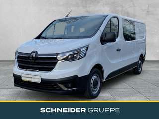 Schräge Frontansicht auf einen Renault Trafic , freigestellt