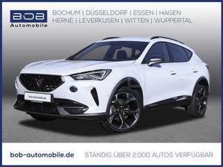 Schräge Frontansicht auf einen CUPRA Formentor , freigestellt