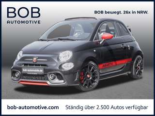Schräge Frontansicht auf einen Abarth 595 , freigestellt