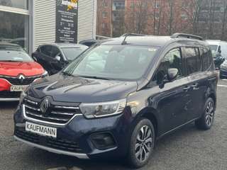 Schräge Frontansicht auf einen Renault Kangoo , freigestellt