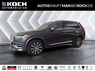 Schräge Frontansicht auf einen Volvo XC90 , freigestellt