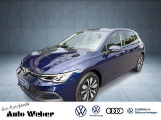 Schräge Frontansicht auf einen Volkswagen Golf , freigestellt