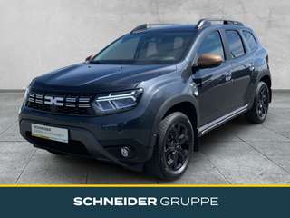 Schräge Frontansicht auf einen Dacia Duster , freigestellt