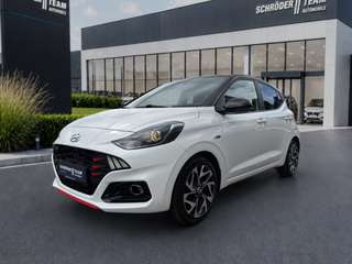 Schräge Frontansicht auf einen Hyundai i10 , freigestellt