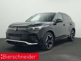 Schräge Frontansicht auf einen Volkswagen Tiguan , freigestellt