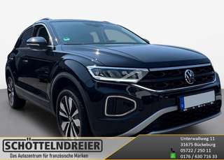 Schräge Frontansicht auf einen Volkswagen T-Roc , freigestellt