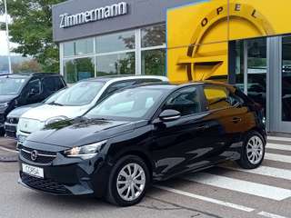 Schräge Frontansicht auf einen Opel Corsa , freigestellt